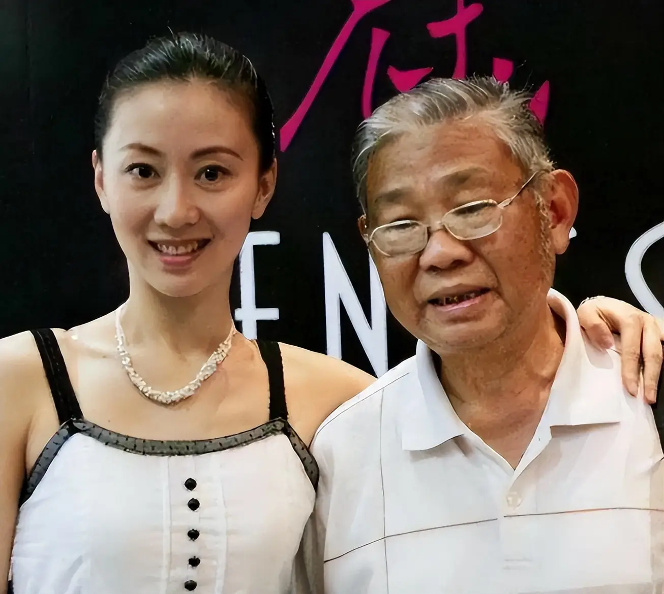 中国首位裸模汤加丽，脱衣成名惊艳众人，背后付出沉重代价