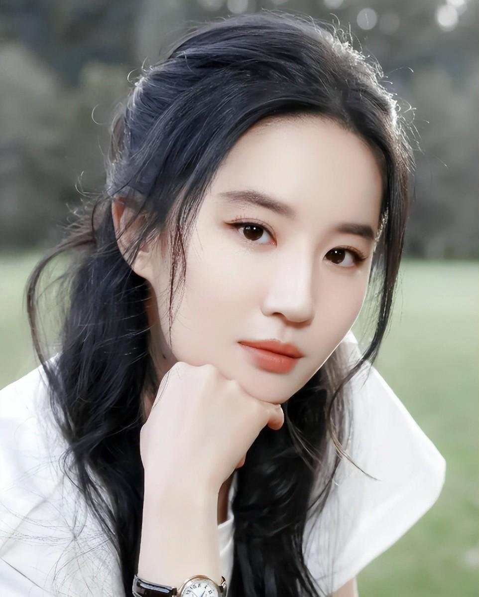 女明星真实生活与银幕形象差异_背后的女明星_女明星抽烟人设反差